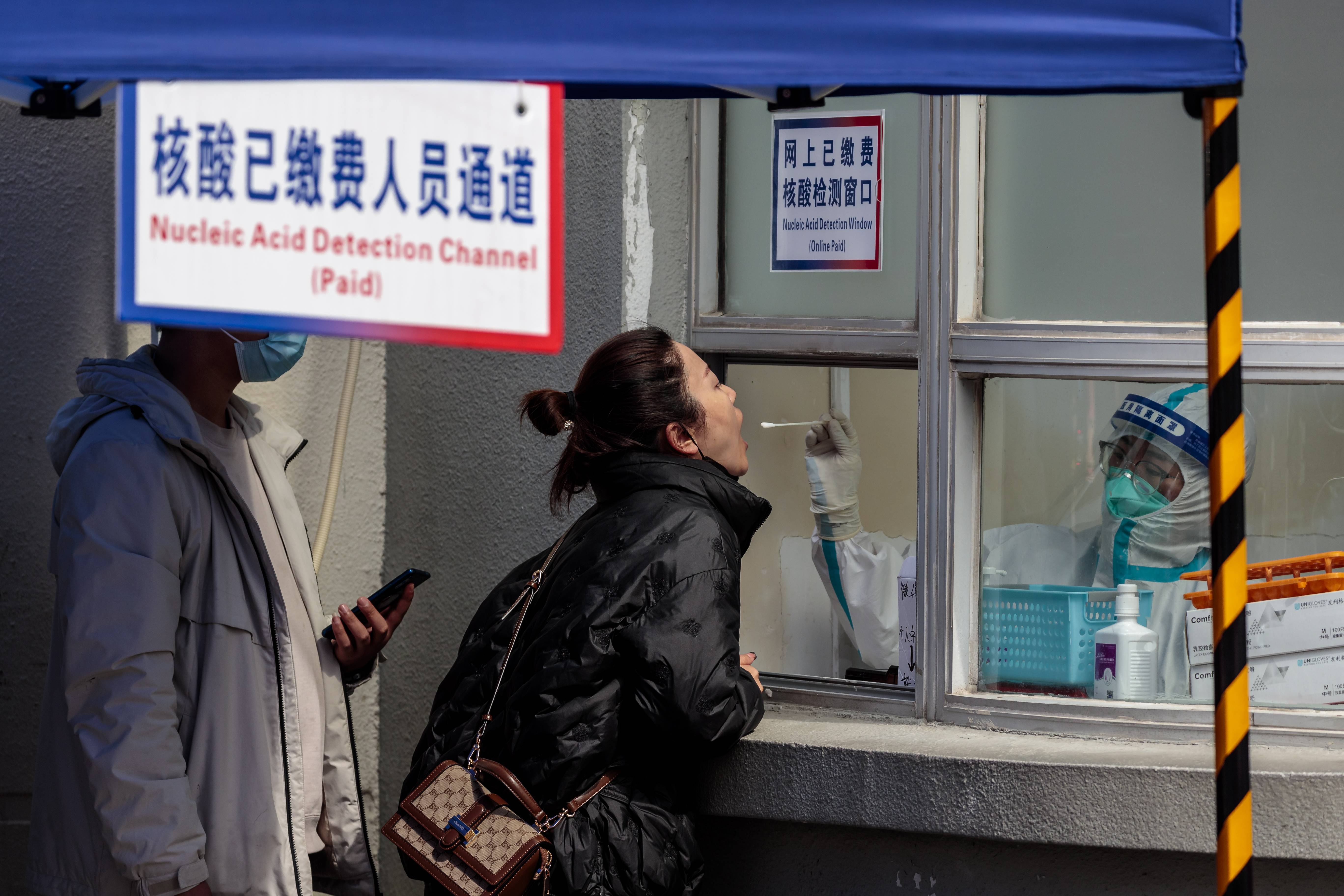 “河南一感染者曾排队两小时做核酸” 河南核酸检测一共做几次？-第1张图片